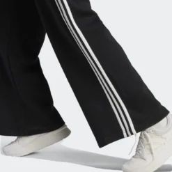 ADIDAS Essentials 3-Stripes French Terry Wide Broek 9 ADIDAS Essentials 3-Stripes French Terry Wide Broek -Regatta Verkoopwinkel essentials 3 stripes french terry wide broek 4