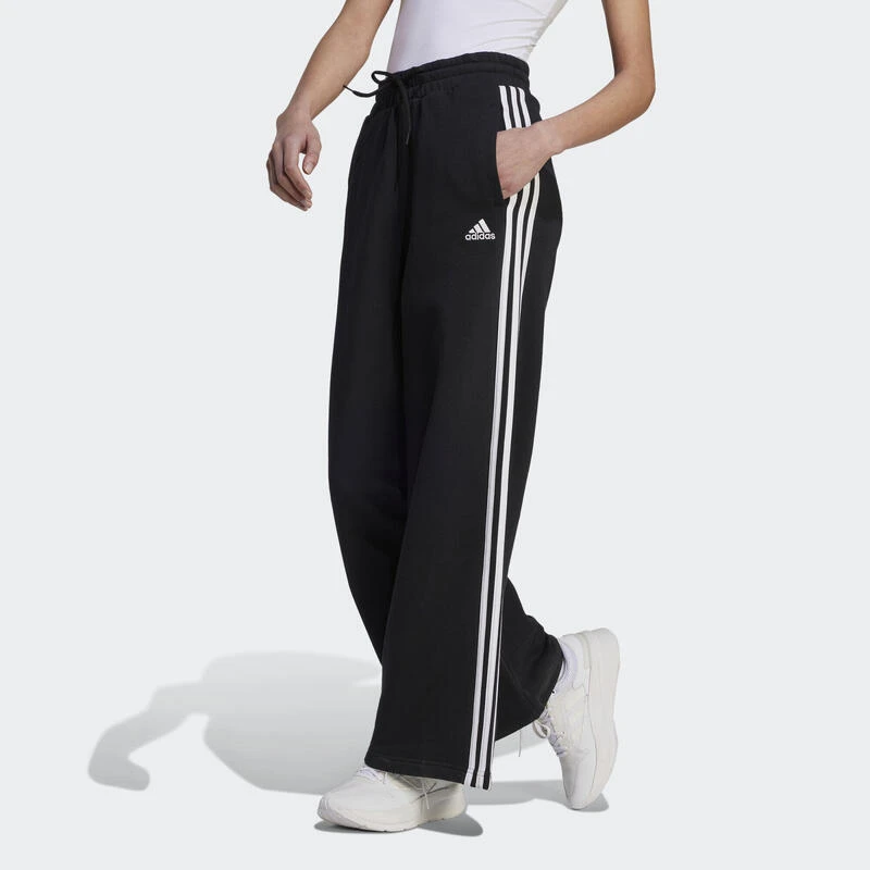 ADIDAS Essentials 3-Stripes French Terry Wide Broek 1 ADIDAS Essentials 3-Stripes French Terry Wide Broek